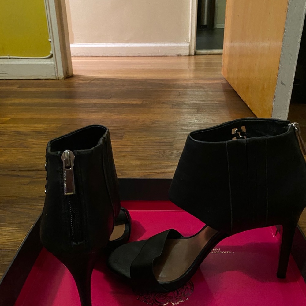 Vince Camuto pumps
